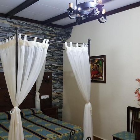 Hostal El Lirio โบยูยอส ปาร์ เดล กนดาโด ภายนอก รูปภาพ