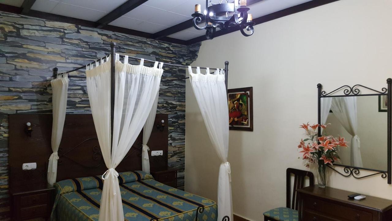 Hostal El Lirio โบยูยอส ปาร์ เดล กนดาโด ภายนอก รูปภาพ