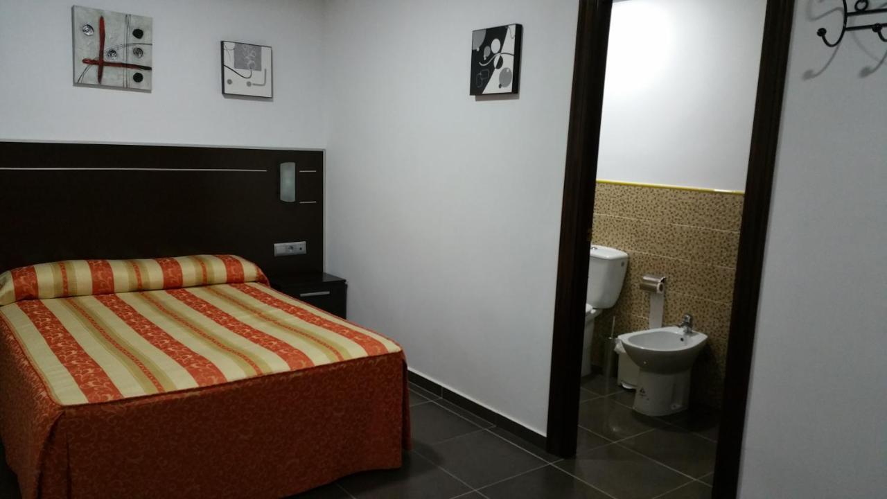 Hostal El Lirio โบยูยอส ปาร์ เดล กนดาโด ภายนอก รูปภาพ