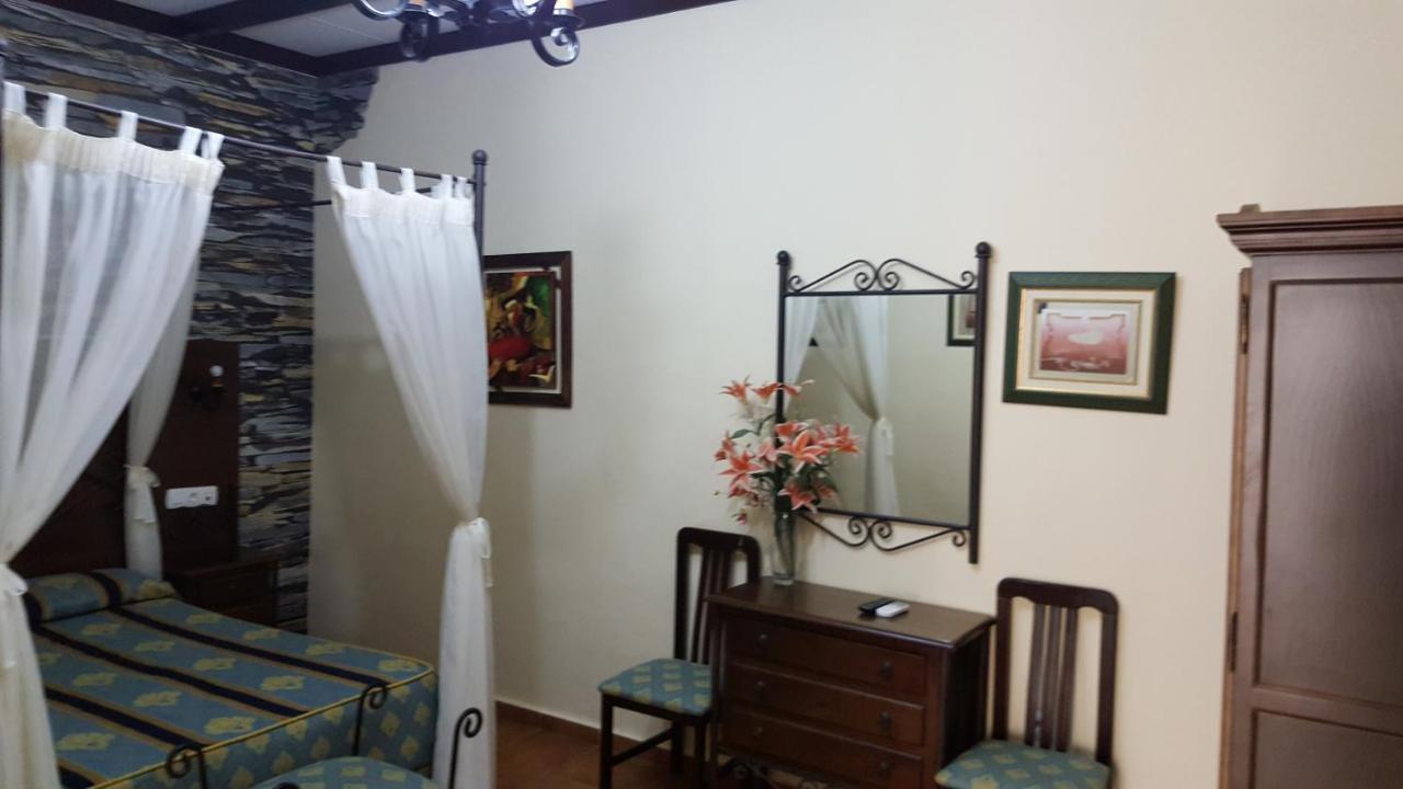 Hostal El Lirio โบยูยอส ปาร์ เดล กนดาโด ภายนอก รูปภาพ