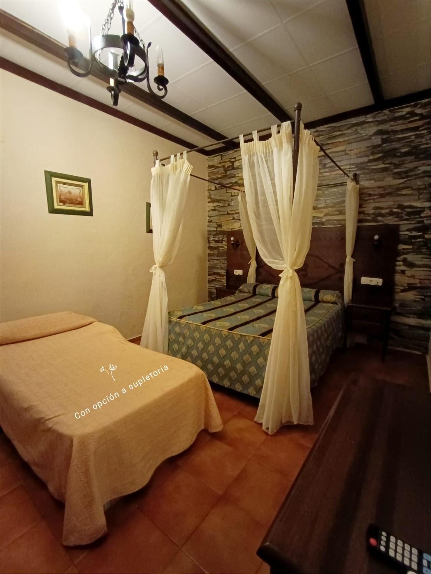 Hostal El Lirio โบยูยอส ปาร์ เดล กนดาโด ภายนอก รูปภาพ