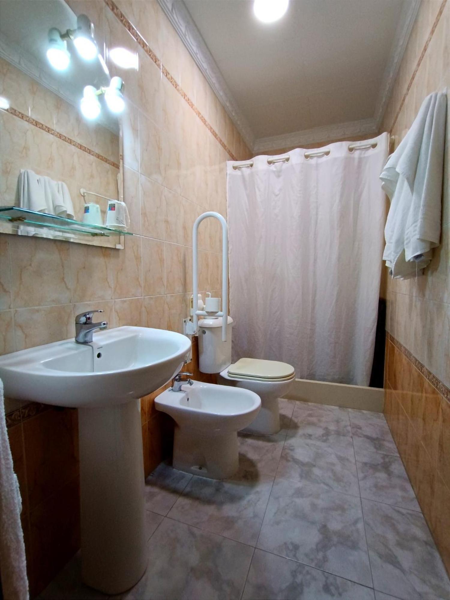 Hostal El Lirio โบยูยอส ปาร์ เดล กนดาโด ภายนอก รูปภาพ