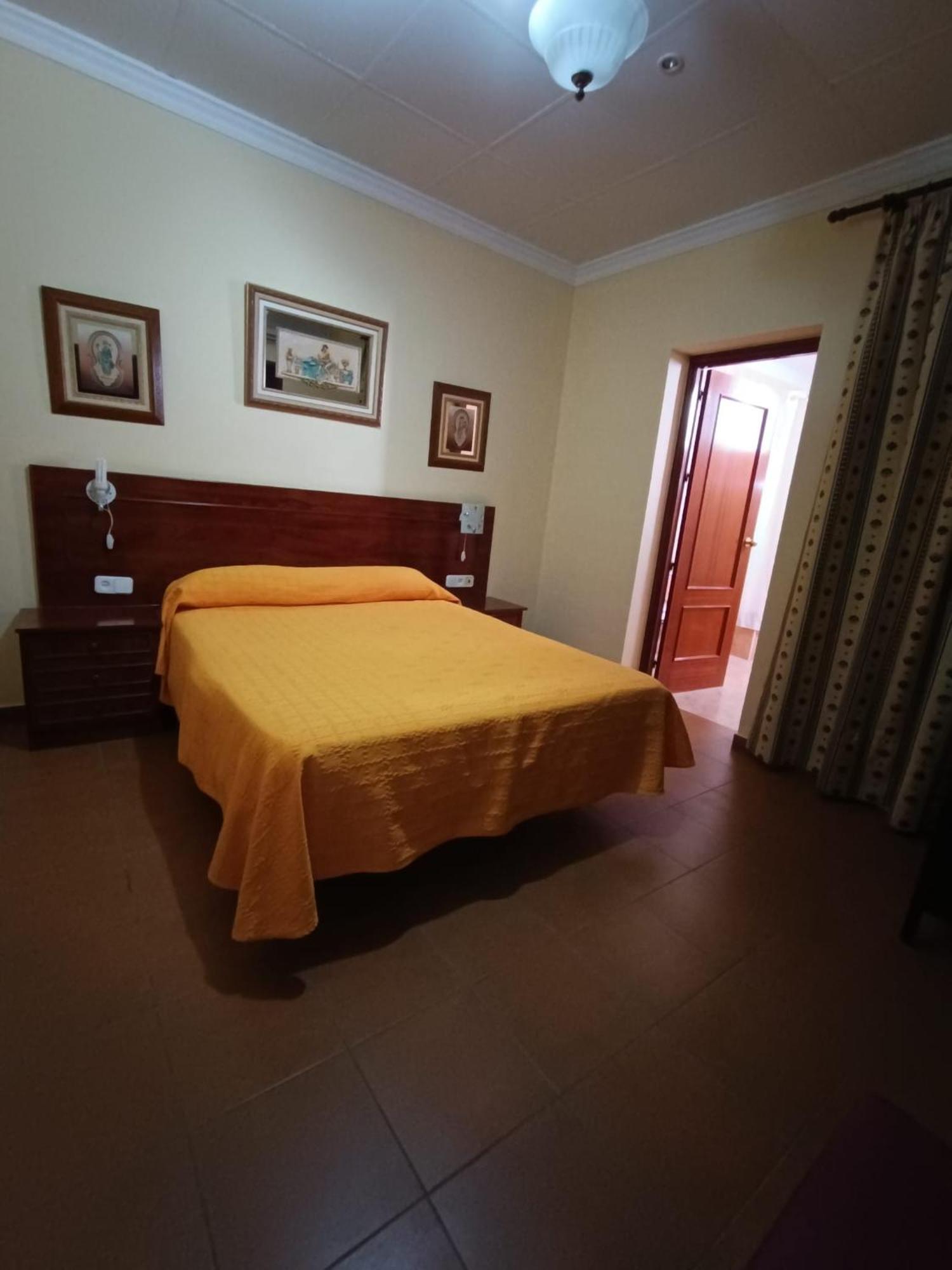 Hostal El Lirio โบยูยอส ปาร์ เดล กนดาโด ภายนอก รูปภาพ